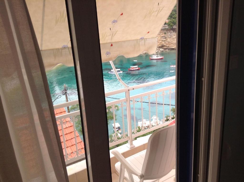 Kostas Rooms Votsi  Ruang foto